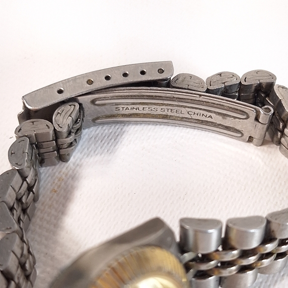 Gitano Silver And Gold Tone Metal Ladies Quartz Wrist Watch, New Battery - Picture 7 of 9